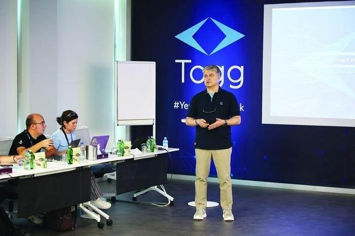 <p>İTALYA DEĞİL GEMLİK!<br />
Toplumumuzun &ouml;zellikle bazı kesimlerinde Togg'un T&uuml;rkiye'de &uuml;retildiğine ilişkin ş&uuml;pheleri yok etmek ger&ccedil;ekten zor. Tesisi gezerken sosyal medyadan &ccedil;eşitli videolar ve fotoğraflar paylaştığımda bazı arkadaşlarımdan "Ger&ccedil;ekten burada mı &uuml;retiliyormuş?" "T&uuml;rkiye'de &uuml;retildiği doğru muymuş?" şeklinde sorular geldi. Evet arkadaşlar. Tamamen T&uuml;rkiye'de &uuml;retiliyor. İtalya'dan gemiyle gelmiyor. Gittim, g&ouml;rd&uuml;m, ger&ccedil;ek: Burası İtalya değil Gemlik.</p>
