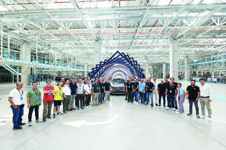 <p>SON MONTAJ HATTI<br />
Bu noktada boyası tamamlanmış, ana montajı b&uuml;y&uuml;k &ouml;l&ccedil;&uuml;de ger&ccedil;ekleşmiş ara&ccedil;lar son işlemleri i&ccedil;in başka bir b&ouml;l&uuml;me sevk ediliyor.</p>

<p>Togg kamp&uuml;s&uuml;ndeki &uuml;retim tesisinin bir duvarını yapay zeka kullanılarak &uuml;retilmiş bir dijital sanat eseri s&uuml;sl&uuml;yor. D&uuml;nyadaki en b&uuml;y&uuml;k dijital sanat eseri Togg'un &ouml;ne &ccedil;ıkan &ouml;zellikleri temel alarak yaratılmış.</p>
