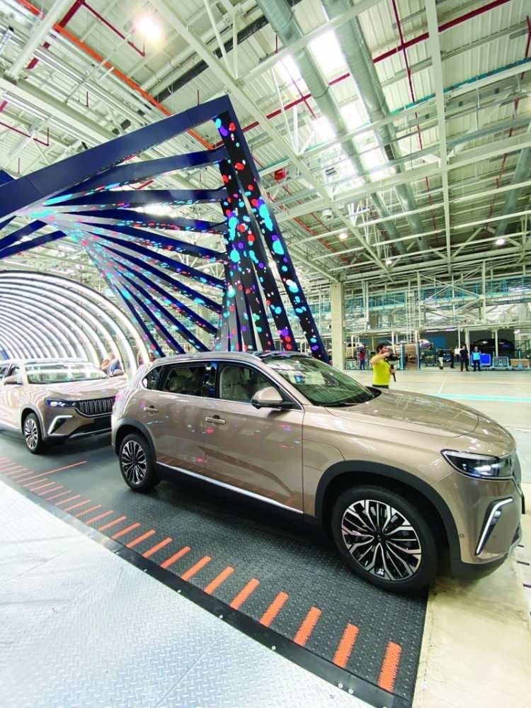 <p>Proje aşamasından itibaren çeşitli tartışmalara konu olsa da Togg, ürettiği otomobilleri kullanıcılarına teslim etmeye çoktan başladı. Buna karşın otomobillerin aslında Türkiye'de değil İtalya'da üretilip gemiyle buraya getirildiği gibi spekülasyonlar dahi yapıldı. Togg ise tesisini geliştirirken çeşitli periyotlarla gazetecilere kapılarını açarak güncel durumu paylaştı. Son olarak ekonomi ve teknoloji editörlerini Togg Teknoloji Kampüsü'nde ağırladı. Burası gerçekten de fabrikanın ötesinde bir teknoloji kampüsü. 1,2 milyon metrekarelik alana inşa edilen tesis, 230 bin metrekare kapalı alana sahip. Burayı buggy denilen araçlarla dolaştık.</p>

<p> </p>
