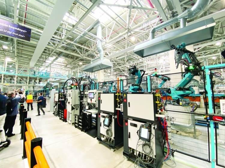 <p>Proje aşamasından itibaren &ccedil;eşitli tartışmalara konu olsa da Togg, &uuml;rettiği otomobilleri kullanıcılarına teslim etmeye &ccedil;oktan başladı. Buna karşın otomobillerin aslında T&uuml;rkiye'de değil İtalya'da &uuml;retilip gemiyle buraya getirildiği gibi spek&uuml;lasyonlar dahi yapıldı. Togg ise tesisini geliştirirken &ccedil;eşitli periyotlarla gazetecilere kapılarını a&ccedil;arak g&uuml;ncel durumu paylaştı. Son olarak ekonomi ve teknoloji edit&ouml;rlerini Togg Teknoloji Kamp&uuml;s&uuml;'nde ağırladı. Burası ger&ccedil;ekten de fabrikanın &ouml;tesinde bir teknoloji kamp&uuml;s&uuml;. 1,2 milyon metrekarelik alana inşa edilen tesis, 230 bin metrekare kapalı alana sahip. Burayı buggy denilen ara&ccedil;larla dolaştık.</p>

<p>&nbsp;</p>
