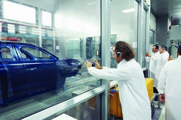 <p>Proje aşamasından itibaren çeşitli tartışmalara konu olsa da Togg, ürettiği otomobilleri kullanıcılarına teslim etmeye çoktan başladı. Buna karşın otomobillerin aslında Türkiye'de değil İtalya'da üretilip gemiyle buraya getirildiği gibi spekülasyonlar dahi yapıldı. Togg ise tesisini geliştirirken çeşitli periyotlarla gazetecilere kapılarını açarak güncel durumu paylaştı. Son olarak ekonomi ve teknoloji editörlerini Togg Teknoloji Kampüsü'nde ağırladı. Burası gerçekten de fabrikanın ötesinde bir teknoloji kampüsü. 1,2 milyon metrekarelik alana inşa edilen tesis, 230 bin metrekare kapalı alana sahip. Burayı buggy denilen araçlarla dolaştık.</p>

<p> </p>
