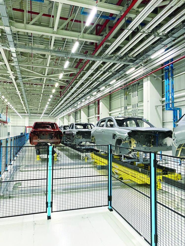 <p>Proje aşamasından itibaren çeşitli tartışmalara konu olsa da Togg, ürettiği otomobilleri kullanıcılarına teslim etmeye çoktan başladı. Buna karşın otomobillerin aslında Türkiye'de değil İtalya'da üretilip gemiyle buraya getirildiği gibi spekülasyonlar dahi yapıldı. Togg ise tesisini geliştirirken çeşitli periyotlarla gazetecilere kapılarını açarak güncel durumu paylaştı. Son olarak ekonomi ve teknoloji editörlerini Togg Teknoloji Kampüsü'nde ağırladı. Burası gerçekten de fabrikanın ötesinde bir teknoloji kampüsü. 1,2 milyon metrekarelik alana inşa edilen tesis, 230 bin metrekare kapalı alana sahip. Burayı buggy denilen araçlarla dolaştık.</p>

<p> </p>
