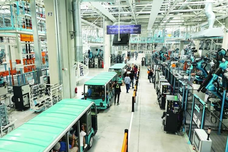 <p>Fabrikanın bu noktasında Togg aracı artık bitmiş oluyor ve test s&uuml;r&uuml;ş&uuml;n&uuml;n ardından sahibine teslim edilmek &uuml;zere yola koyuluyor.</p>

<p>&nbsp;</p>

<p>KAYNAK: AKŞAM GAZETESİ</p>
