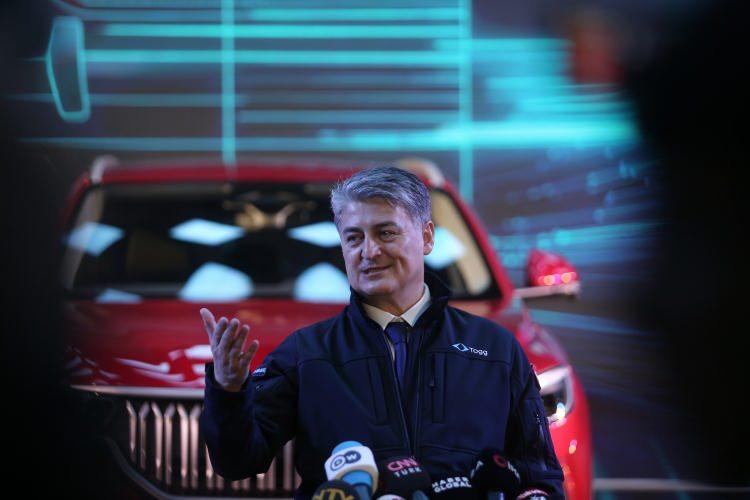 <p>TESLİMATTA AYRIMCILIK YOK</p>
<p>Teslimatların geciktiği ile ilgili iddialara cevap veren Gürcan Karakaş “Teslimatlarda kesinlikle çekişle belirlenen teslimat sıra numaralarına riayet ediliyor. Ama şöyle bir durum olabiliyor. Mesela bir kullanıcı V2 uzun menzil ve bütün opsiyonların olduğu bir içerikle sipariş geçip, Pamukkale rengini seçebiliyor. Bu kullanıcının çekiliş sırası aynı özelliklerdeki diğer renklerde sipariş edilen T10X’lerin çok önünde olsa bile teslimatı Pamukkale renginin üretimine başlamasından sonra gerçekleşiyor. Bunun dışında bire bir aynı konfigürasyon ve renk olanlar arasında da kalite kontrolleri için kenara alınmalardan ya da kullanıcıların ödeme süreçlerinden kaynaklanan birkaç günlük (en fazla 4 gün) teslim sırası farklılıkları olabiliyor. </p>