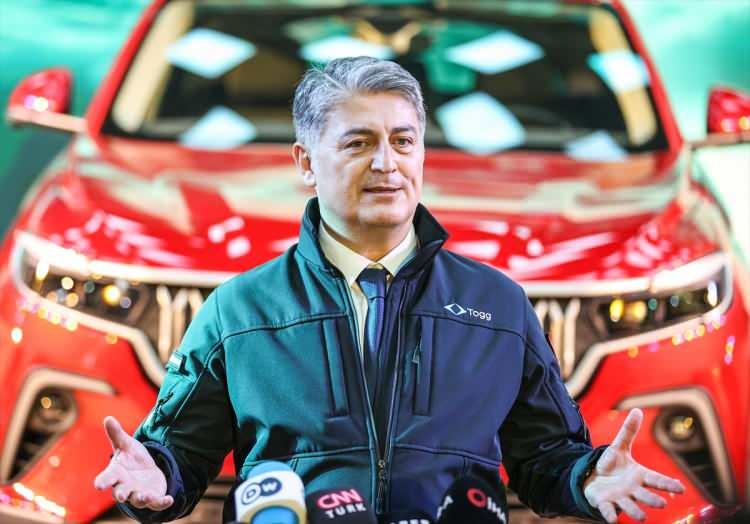 <p>Ancak aynı konfigürasyon ve renkteki siparişler için sıraya muhakkak riayet ediliyor ve kimse diğerinin önüne geçemiyor, zaten sistem buna izin vermiyor. Kullanıcının teslim alacağı lokasyona bağlı olarak sevkiyat planlaması ve yol süresi de küçük zaman farklarına sebep olabiliyor” diye konuştu.</p>