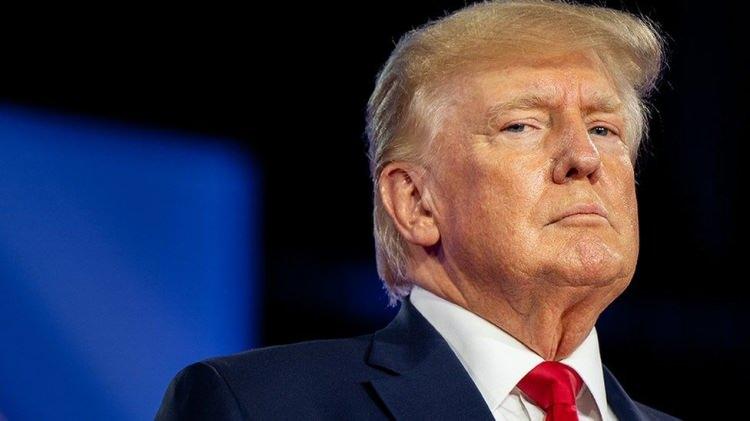 <p>Trump karşı karşıya kaldığı suçlamalar hakkında savunma yapmak için bu yıl daha önce üç defa hakim karşısına çıktı. Hakkındaki tüm suçlamaları reddetti.</p>
<p>Ancak Georgia’daki süreç diğerlerinden farklı olabilir.</p>