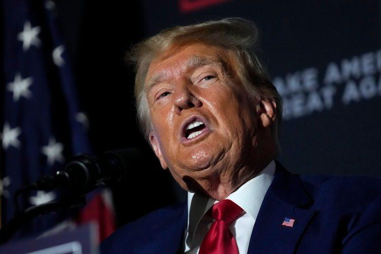<p>Ancak Fulton şehrinin şerifi Patrick Labat, Trump için diğer zanlılara da uygulanan “normal” sürecin işleyeceğini vurguladı.</p>
<p>Trump, hakkındaki suçlamaları reddediyor ve kendisi hakkında bir cadı avının başlatıldığını öne sürüyor.</p>