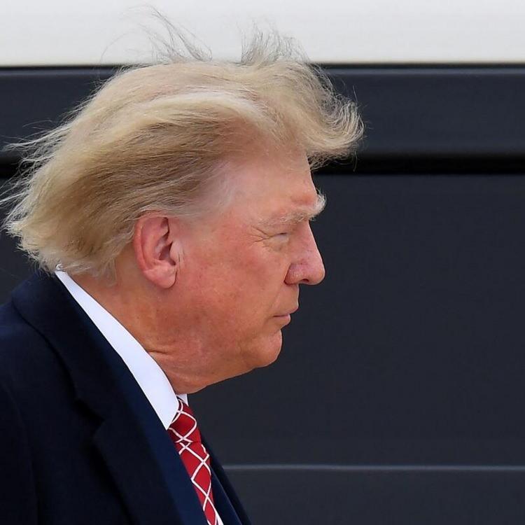 <p>BERABER SUÇLANAN İKİ İSİM FULTON'DA</p>
<p>Trump ile beraber suçlanan iki isim şimdiden tehlikeli bir hapishane olarak bilinen Fulton’a girdi bile.</p>
<p>Hapishanede zanlılar genelde tıbbi tarama, parmak izinin alınması ve tutuklama talebinin incelenmesi gibi birtakım süreçlere tabi tutuluyor.</p>
<p>Bu sefer Trump’ın tutuklanan herkese yapıldığı gibi polis dosyası için fotoğrafı da çekilebilir.</p>