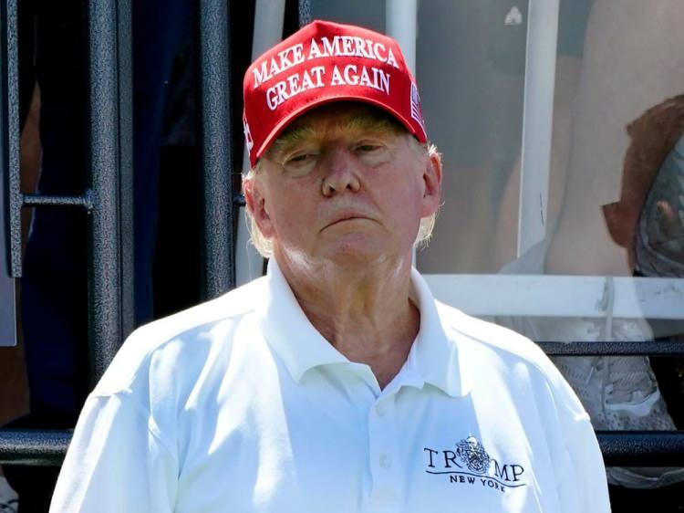 <p>Şimdiye kadarki mahkeme süreçlerinde Trump’ın bulunduğu mahkeme salonuna kameralar girmemişti.</p>
<p>Bunun nedeni New York eyaletinde federal mahkemelerin genelde video ve mikrofon kaydına izin vermemesinden kaynaklanıyor; ancak Georgia eyaleti buna izin veriyor.</p>
<p>Avukat Kaufman’ın açıklamasına göre kameraların girip girmemesine yargıç Scott McAfee karar verecek.</p>
<p>Kaufman, “McAfee tamamen şeffaf biridir; benim tahminim gözünün önünde ne olacaksa bunun televizyonda da yayımlanmasına izin vereceği” diyor</p>