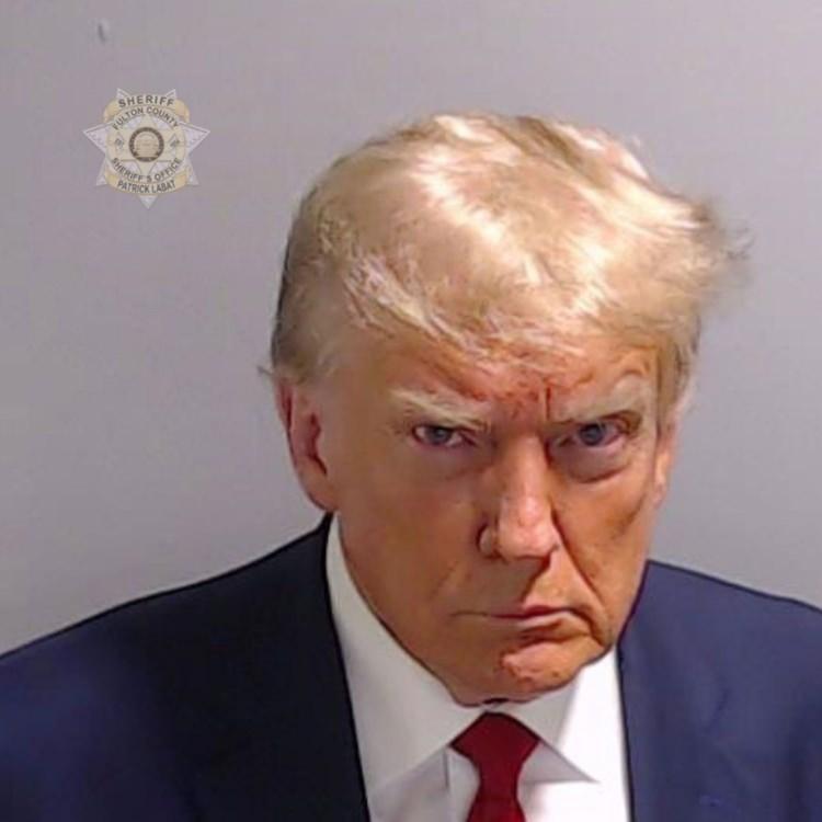 <p>Seçim sonuçlarına müdahale davası için teslim olan eski ABD Başkanı Donald Trump, sabıka fotoğrafı çekilen ilk Amerikan başkanı olarak tarihe geçti.</p>
