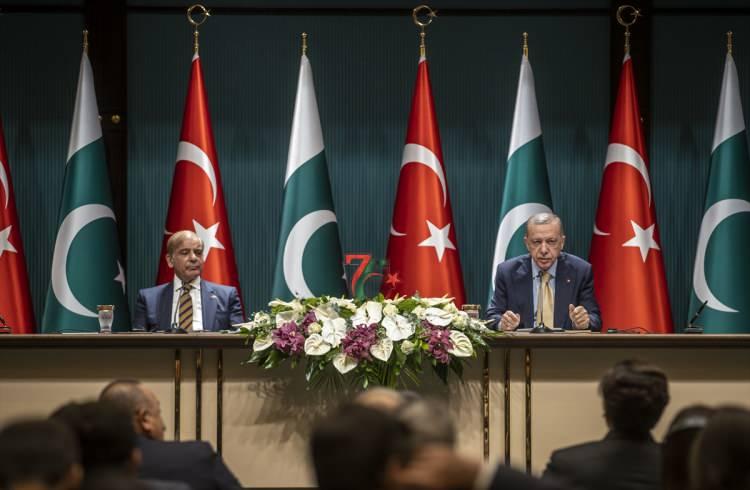 <p>Pakistan'ın 14 Ağustos 1947'de bağımsızlığını kazanmasından bu yana Türkiye ile Pakistan arasındaki ilişkilerin güçlü bir dostluk ve kardeşlik duygusuna dayalı olarak geliştiği vurgulanan haberde,</p>
