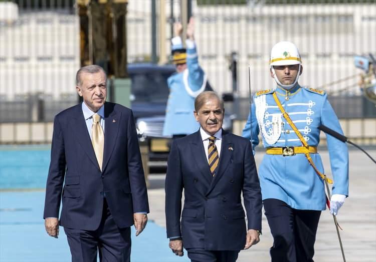 <p>Türkiye'nin havacılık alanında yürüttüğü iş birliğinin yeni bir dönem başlattığını kaydedilirken imzalanan anlaşmaların Türkiye ile Pakistan arasındaki birlikteliği daha da güçlendirdiğinden söz edildi.</p>