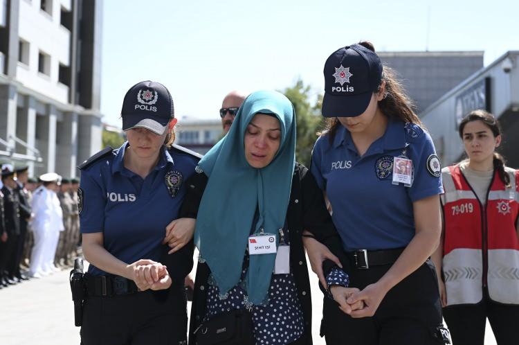 <p>- "YAPTIKLARINIZIN BEDELİNİ ÖDEYECEKSİNİZ, NEFES ALAMAYACAKSINIZ"<br />
Şehitlerin ölü olmadığını, bilakis onların diri olduğunu vurgulayan Yerlikaya, "Peygamberlikten sonra mertebelerin en yücesine de şehitlerimiz sahiptirler." ifadesini kullandı.</p>
