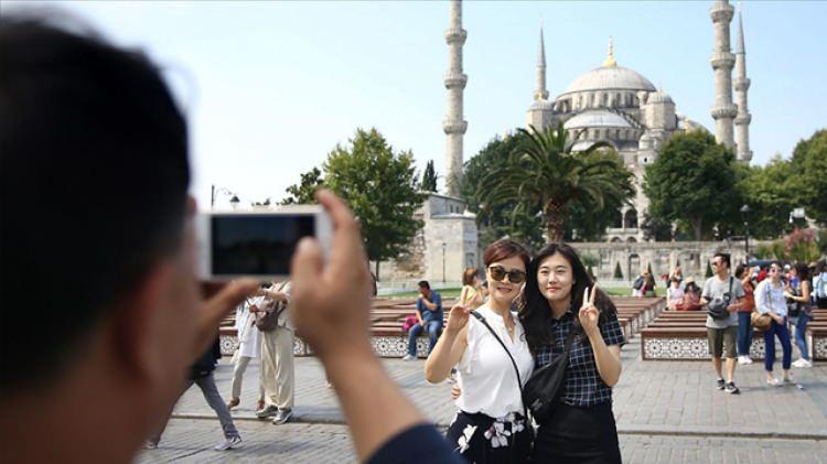 <p>kültür ve Turizm Bakanlığının verilerine göre, 7 ayda Türkiye'ye gelen ziyaretçilerin 26 milyon 766 bin 240'ını yabancılar, 3 milyon 327 bin 206'sını yurt dışı ikametli vatandaşlar oluşturdu.</p>
