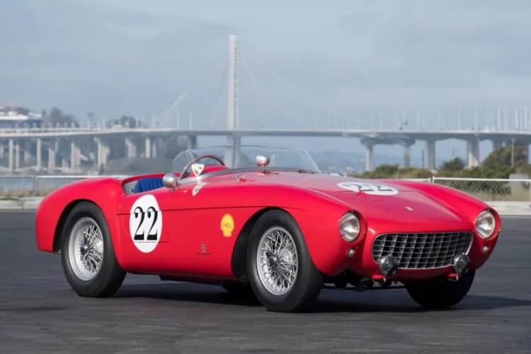 <p>Araç tutkunları bir ilke daha imza attı. Parçalanmış ve yaralanmış Ferrari müzayedede 1,9 milyon dolara satıldı.</p>
