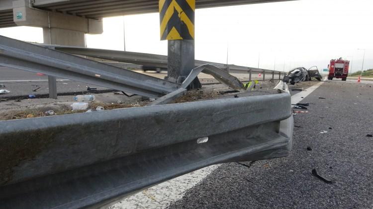 <p>Kuzey Marmara Otoyolu Kocaeli kesiminde otomobilin bariyere saplanması sonucu 2 kişi öldü, 1 kişi yaralandı.</p>
