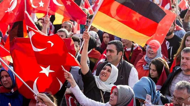 <p>İçişleri Bakanlığının verilerine göre Almanya’da 12 milyondan fazla kişi, yabancı vatandaşlığına sahip. Bunların yaklaşık 5,3 milyonu ülkede en az 10 yıldan beri ikamet ediyor.<br />
<br />
2022 yılında ise 168 bin 545 kişi Alman vatandaşlığına geçmek için başvuruda bulundu.</p>
