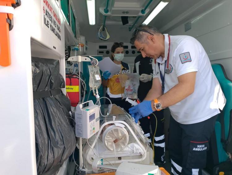 <p>Ambulans uçaklar da helikopter ambulanslar gibi yoğun bakım şartlarında hasta nakli sağlayan tıbbi cihaz ve donanıma sahip, ventilatör, defibrilatör cihazı, infüzyon pompası gibi ileri yoğun bakım şartlarında bulunması gereken her türlü tıbbi cihaz ve malzemeye sahip. Ayrıca yenidoğan vakalarının taşınmasında gerekli olan kuvöz ve yenidoğan ventilatörü gibi malzemelerde uçaklar da mevcut.</p>