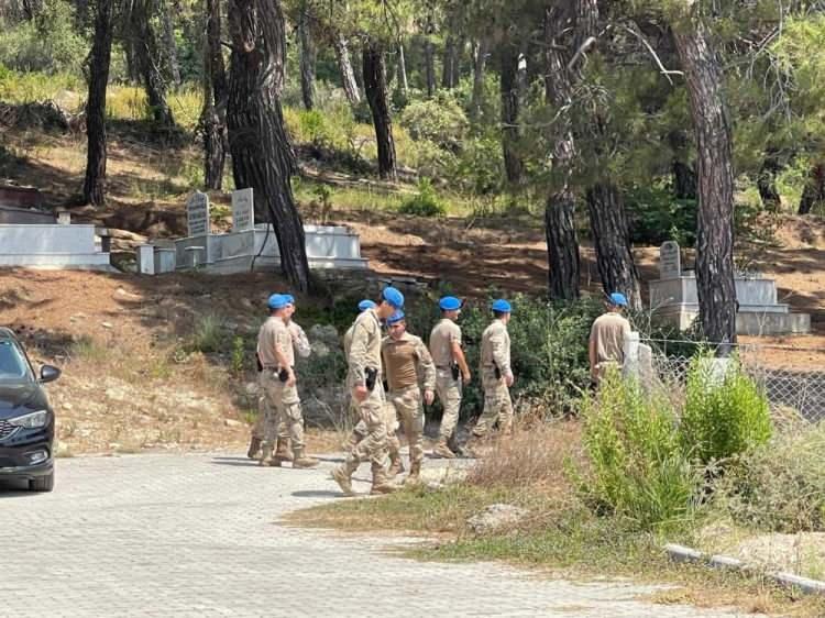 <p>Çok sayıda jandarma, jandarma komando, Afet ve Acil Durum Alanya (AFAD) ile Acil Hava Arama Kurtarma Manavgat ekibinin katıldığı arama çalışmalarını Antalya İl Jandarma Komutanı Yardımcısı Albay Kemal Erbay ile Akseki Jandarma Komando Tabur Komutanı Binbaşı Ali Sevindi bizzat yönetiyor.</p>
