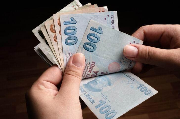 <p>Diğer yandan bugün 16 bin lira aylık alan, yüzde 40 artışla 22 bin 400 lira, 21 bin lira aylık alan da yüzde 35 artışla, 28 bin 350 lira alacak</p>

<p> </p>
