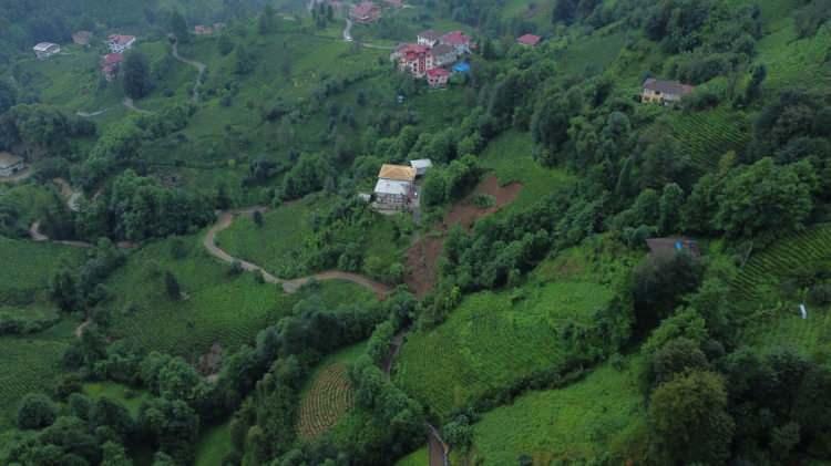 <p>Aşıklar köyüne bağlı Melikhoca Mahallesi'nde yaşayan Kenan Adabaş da sabah namazına kalktığında büyük bir gürültüyle evin arka duvarına doğru heyelan geldiğini söyledi.</p>
