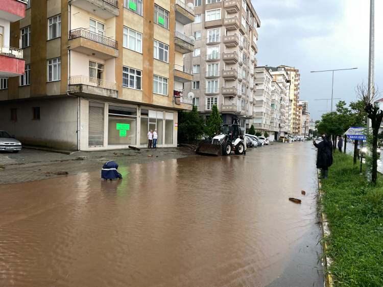 <p>Rize'nin Çayeli ilçesinde etkili şiddetli yağış nedeniyle 28 kişinin yaşadığı 11 ev tahliye edildi.</p>
