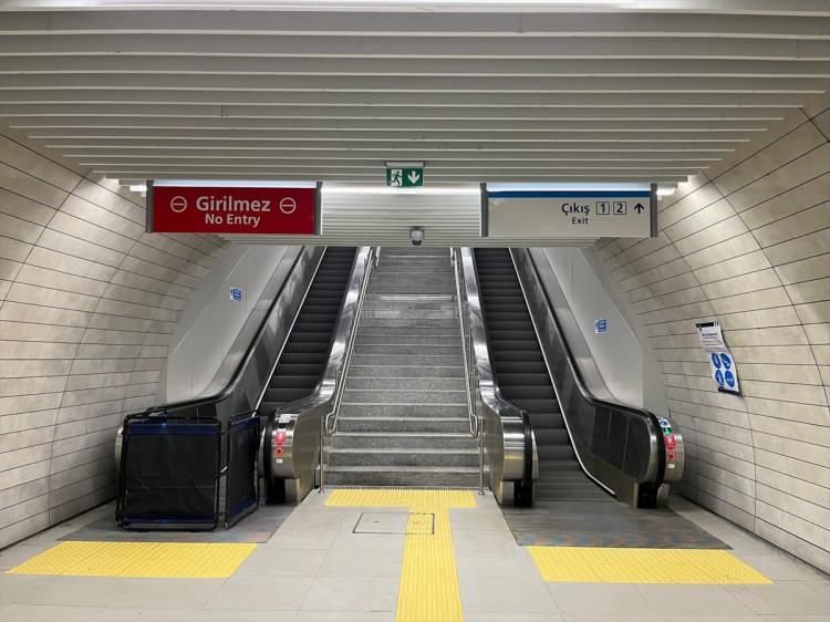 <p>Yine aynı durakta ve hattın Yenikapı istasyonunda da birer yürüyen merdivenin çalışmadığı, etrafı çevrilerek kapatılmadığı için de merdivenlerden vatandaşların yürüyerek indiği görüldü.</p> 