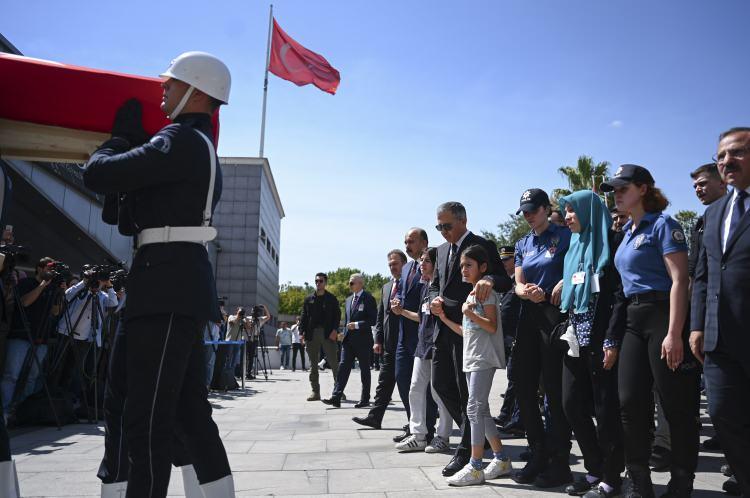 <p>Şehit polis memurunun cenazesi, daha sonra toprağa verilmek üzere memleketi Tokat'a götürüldü.</p>