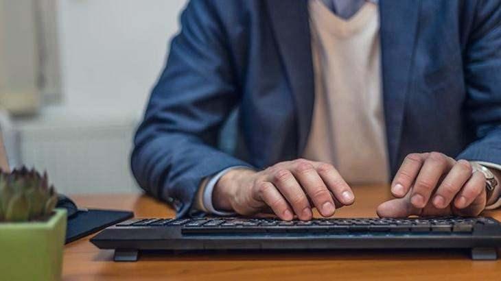<p>Anne, baba, eş üzerinden bakmakla yükümlü olunan kişilerin eksik günlerin sağlık primini yatırması gerekmiyor. Gelir testi ile ödeme gücü olmadığı belirlenenlerin ise prim yatırması gerekmiyor.</p>