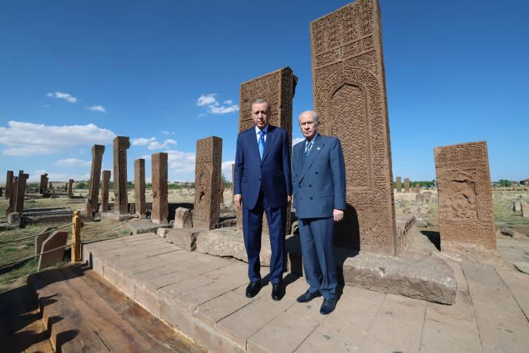 <p>Cumhurbaşkanı Recep Tayyip Erdoğan, Ahlat'taki Selçuklu mezarlığını ziyaret etti. Cumhurbaşkanı Erdoğan'a, MHP Genel Başkanı Devlet Bahçeli de eşlik etti.</p>