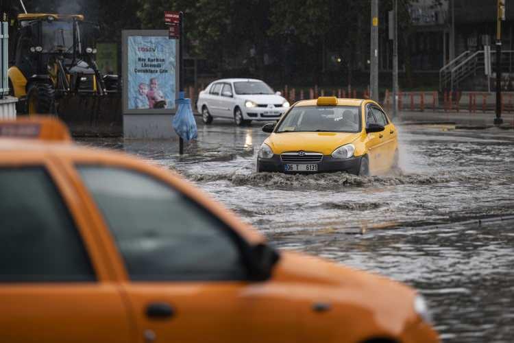 <p>Esnaf su basmaması için dükkanlarının önündeki suyu boşalttı.</p>
