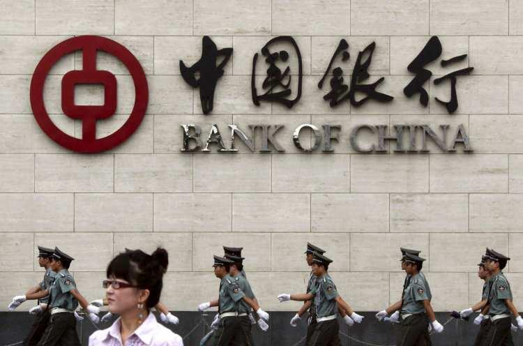<p>Çin Merkez Bankası (PBoC), dolar karşısında yuanı destekleme adımlarını sürdürse de ülkede artan risk algısı, dolar/yuan paritesinin yaklaşık son bir yılın zirvesinde işlem görmesine neden oldu.</p>
<p> </p>
<p>Geçen hafta, Çinli yetkililerin piyasaları sakinleştirmek için yaptıkları açıklamaların varlık fiyatları üzerindeki etkisi gözlenirken, yuandaki değer kaybını önlemek için PBoC, kamu bankaları aracılığıyla tarihindeki en güçlü müdahaleleri yapmaya devam etti.</p>
<p> </p>
<p>Yükseliş eğilimini üst üste 4. haftaya taşıyan dolar/yuan paritesi, haftayı yüzde 0,1 artışla 7,2898 seviyesinden tamamlayarak, Aralık 2007'den bu yana en yüksek haftalık kapanışını gerçekleştirdi.</p>