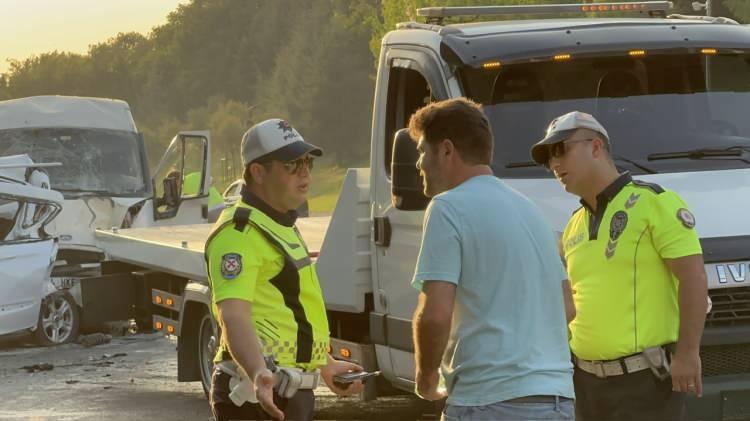 <p>Kaza nedeniyle Tem Otoyolu Ankara istikametinde trafik yoğunluğu oluştu. Kazaya karışan araçların çekilmesinin ardından trafik normale döndü. </p>
