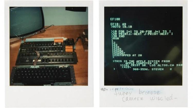 <p>İlanın bir parçası olarak, kazanan teklif sahibine Apple-1 bilgisayarının çalışırken çekilmiş birkaç Polaroid fotoğrafı da verilecek. Satıcı, Jobs ile <strong>1968'de okulda arkadaş olduklarını</strong> ve Apple'ın doğuş anlarına ilk elden tanıklık ettiklerini söylüyor.</p>

<p> </p>

<p><strong>| Resmin altındaki notta Steve Jobs, makinenin kıpırdadığı için görüntelerin bulanık çıktığını belirtmiş.</strong></p>
