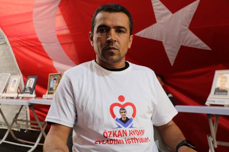 <p><strong>“45 DERECELİK HAVA SICAKLIĞINDA EVLAT NÖBETİMİZE DEVAM EDİYORDUK”</strong></p>
<p> </p>
<p>Oğlu Özkan Aydın için eyleme devam eden baba Süleyman Aydın, 4 yıldır burada evlat nöbetine devam ettiklerini, 3 Eylül de 5’inci yıla gireceklerini kaydetti. Aydın, “Dile kolay. Burada 5 yıldır evlat nöbetimizi kararlıkla sürdürüyoruz. Eğer konu evlatlarımız olmamış olsaydı, hiçbir güç bizi buraya getiremezdi. 45 derecelik hava sıcaklığında evlat nöbetimize devam ediyorduk, pandemi demedik, hastalandık, konu evlatlarımız olduğu için mücadelemize devam ettik. Biz evlatlarımız istiyoruz” dedi.</p>