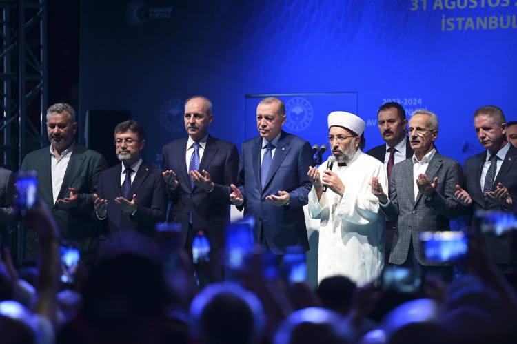 <p>Başkan Erdoğan, balıkçılık sektörünün yaklaşık 250 bin vatandaşa istihdam sağladığını aktararak, sözlerini şöyle sürdürdü:</p>
<p>"Rızkını denizden kazanan kardeşlerimizin ekonomimize yaptıkları katkıları takdirle karşılıyoruz. Balıkçılık sektörüne sağladığımız destekleri en iyi sizler biliyorsunuz.</p>