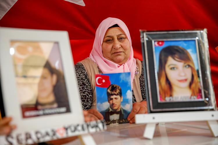 <p>Oturma eylemi yapan ailelerin kendilerinden koparılan evlatlarını geri istediği haklı talebini tüm Türkiye duydu.</p>
<p>Cumhurbaşkanı Recep Tayyip Erdoğan ile eşi Emine Erdoğan ve bakanlar, aileleri eylem yaptıkları çadırda ziyaret etti, sonuna kadar ailelerin yanında oldukları mesajını verdi.</p>
<p>Diyarbakır annelerini siyasetçi, sanatçı, gazeteci, yazar, sporcu, sivil toplum kuruluşu temsilcisi, kanaat önderi, din insanı, şehit ailesi, gazi, esnaf, muhtar, öğretmen ve gurbetçiler olmak üzere toplumun her kesiminden binlerce kişi ziyaret etti.</p>