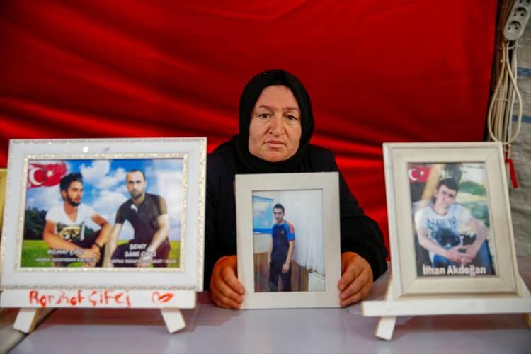 <p>Büyük bir dayanışma ve kararlılıkla 4 yıldır sürdürülen oturma eylemi sayesinde 45 aile, evladını terörün pençesinden kurtardı.</p>