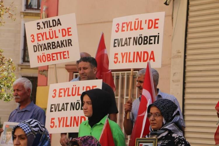 <p><strong>ANNELERİN EYLEMİ BÖLGEYE YAYILDI, SINIRLARI AŞTI</strong></p>

<p>Kızına kavuşabilmek için Diyarbakır'daki oturma eylemine destek veren baba Mehmet Laçin, 7 Şubat 2020'de bypass ameliyatı olmak üzere gittiği İzmir'de de HDP il binası önünde eylemi sürdürdü. Daha sonra kızı için İzmir'den Ankara'ya da yürüyen Laçin, 16 Eylül 2021'de HDP genel merkezi önünde açıklama yaptı.<br />
Laçin'den sonra baba Yasür Dülge ve anne Muhbet Alemdağ da oğullarına kavuşmak için İzmir'deki eyleme dahil oldu. Aileler, İzmir'de bazı günler eylem yaptı.</p>

<p><br />
Evlat nöbetine katılım her geçen gün artarken, aileler Hakkari, Van ve Muş'ta da çocuklarını terörün pençesinden kurtarmak için belirli aralıklarla eylem yapıyor.</p>
