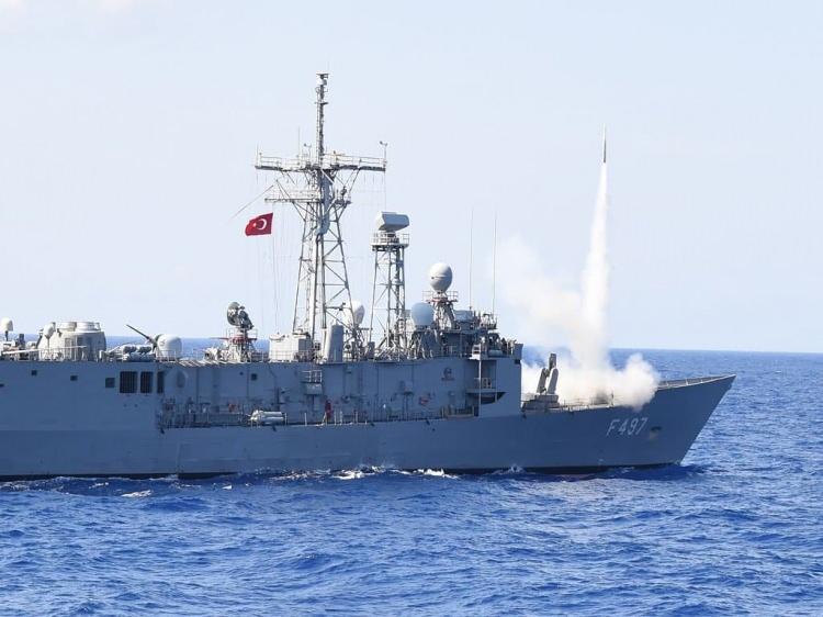<p>Türk Deniz Kuvvetleri Komutanlığı’na ait GABYA Sınıfı Firkateynler, hava savunma kabiliyetleri gelişmiş olduğu için uzun bir süredir Libya’da görev icra ediyorlar.</p>
