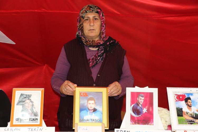 <p><strong>“10 YIL DEĞIL, 20 YILDA OLSA BURADAYIM”</strong></p>
<p>Oğlu Faruk Taşçı için eyleme devam eden anne Rahime Taşçı, Kars’tan geldiğini, 4 yıldır buradaki anne babalarla eylem yaptığını dile getirerek, “10 yıldır oğlumu görmedim. Ölümü sağ mı bilmiyorum. Eğer Faruk beni görüp duyuyorsan gel devletimize teslim ol. Ceza yok. 45 tane evladımız geldi. 46’ıncı da sensin inşallah. Seni almadan hiçbir yere gitmiyorum. 10 yıl değil, 20 yıl da olsa buradayım. Senin peşini bırakmıyorum. 5’inci yılımıza geçiyoruz. Faruk inşallah gelirsin. Seninle birlikte evimize gideceğiz” ifadelerinde bulundu.</p>
