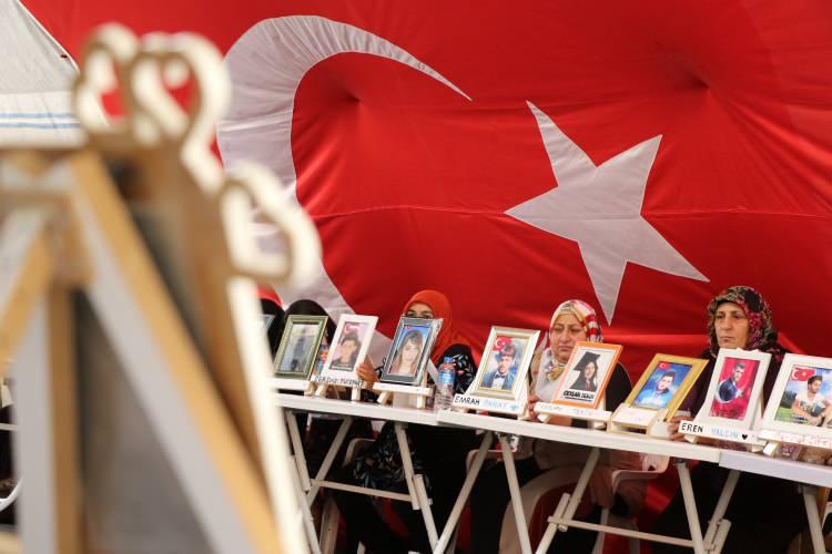 <p><strong>HDP KEPENK KAPATMAK ZORUNDA KALDI</strong></p>

<p>Çocuklarını isteyen ailelerle yüzleşmek istemeyen HDP'liler, çareyi bir süre kepenklerini kapatmakta buldu. HDP, daha sonra il binasında yaptığı faaliyetleri ilçe binalarında sürdürdü.</p>

<p>Terör örgütü PKK ise aileleri bu eylemden vazgeçirmek amacıyla farklı yollar denedi. Bazı aileler tehditlere maruz kalırken bazı aileler de yıllardır sesini dahi duymadıkları çocuklarını örgüte müzahir yayın organlarında oturma eylemini sonlandırmaları adına verdiği röportajla gördü.</p>

<p>Örgütten kaçan ve ailesine kavuşanlar, baskı ve silah zoruyla kendilerine bu röportajlarda verilen metnin okutulduğunu belirtti.</p>
