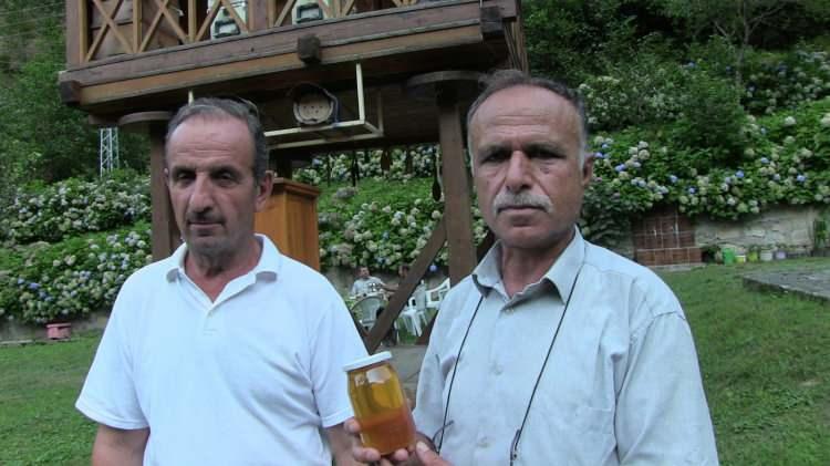 <p>Oldukça zor coğrafyaya sahip bölgede üreticiler arı kovanlarına ulaşmak içinde bin bir çile çekerken, bazen kayaların arasından, bazen dik yamaçtan, kovanlara ulaşıyor.</p>
