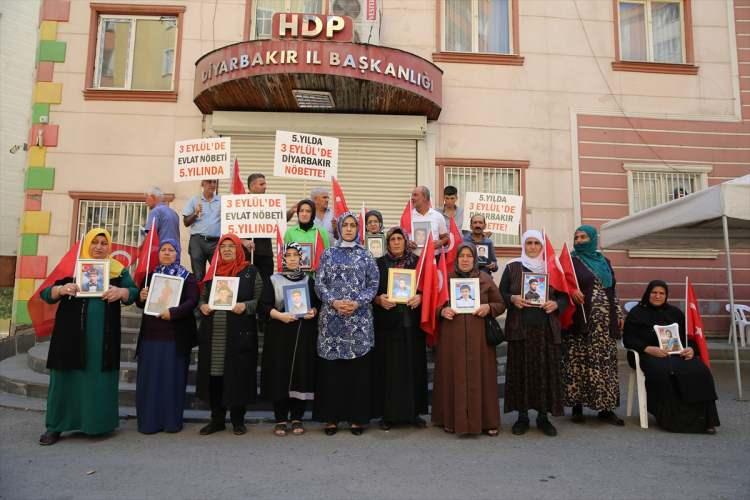 <p>Çocuklarını isteyen ailelerle yüzleşmek istemeyen HDP'liler, çareyi bir süre kepenklerini kapatmakta buldu. HDP, daha sonra il binasında yaptığı faaliyetleri ilçe binalarında sürdürdü.</p>
<p>Terör örgütü PKK ise aileleri bu eylemden vazgeçirmek amacıyla farklı yollar denedi. Bazı aileler tehditlere maruz kalırken bazı aileler de yıllardır sesini dahi duymadıkları çocuklarını örgüte müzahir yayın organlarında oturma eylemini sonlandırmaları adına verdiği röportajlarda gördü.</p>