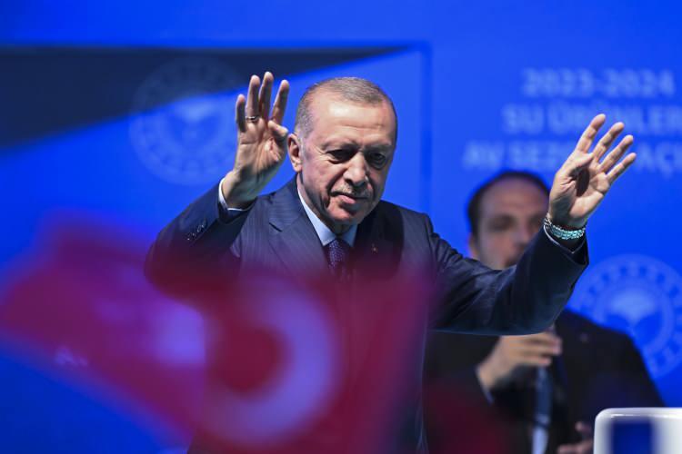 <div> </div>
<div>"HAMSİ VE KALKANI SEVERİM"</div>
<div> </div>
<div>Gazetecilerin, "Hangi balığı seversiniz?" sorusuna Başkan Erdoğan, "Şimdi bir şey söyleyeceğim kızacaksın, hamsi. Kalkanı severim." yanıtını verdi.</div>
<div> </div>
<div>Erdoğan, başta Kahramanmaraş olmak üzere deprem bölgesinde zarar gören alabalık tesislerine destek verilip verilmeyeceğine dair soruyu da "Yapıyoruz zaten. Her türlü desteği onlara veriyoruz. Vermeye de devam edeceğiz." şeklinde yanıtladı.</div>
<div> </div>
<div>.</div>