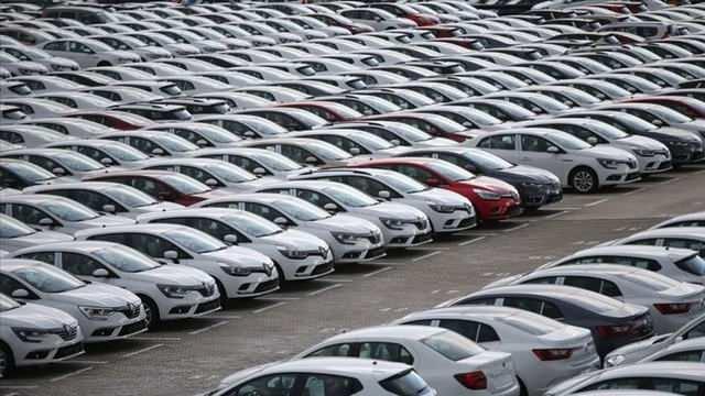 <p>MAİS AŞ Genel Müdürü Berk Çağdaş, ağustos ayında otomotiv satışlarının en fazla 90 bin adet olmasını beklediklerini ifade etti. Çağdaş, satışların hız kesmesinde talepteki yavaşlamanın yanı sıra fabrikaların yıllık bakım çalışmaları nedeniyle üretime dönemsel ara vermesinin de etkisi olduğunu söyledi.</p>