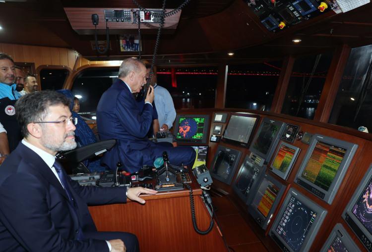 <div>Deprem bölgesinde balıkçılık yapan vatandaşlarla ilgili bir müjdeyi de bu akşam paylaşmak istediğini dile getiren Erdoğan, "Deprem bölgesindeki gelir kaybı yaşayan balıkçılarımıza destek veriyoruz. Yarın itibarıyla gemi başına 3 bin 500 ila 60 bin lira arasında desteği depremzede balıkçılarımızın hesaplarına yatırıyoruz. Ayrıca afet bölgesi ilan edilen illerde su ürünleri yetiştiricilerimizin zayi olan balık yumurtaları, yavru, porsiyonluk ve anaç balıkları için 2 ay içerisinde destekleme ödemelerini gerçekleştireceğiz. Her iki desteğimizin de hayırlı uğurlu olmasını diliyorum." diye konuştu.</div>

<div> </div>

<div> </div>
