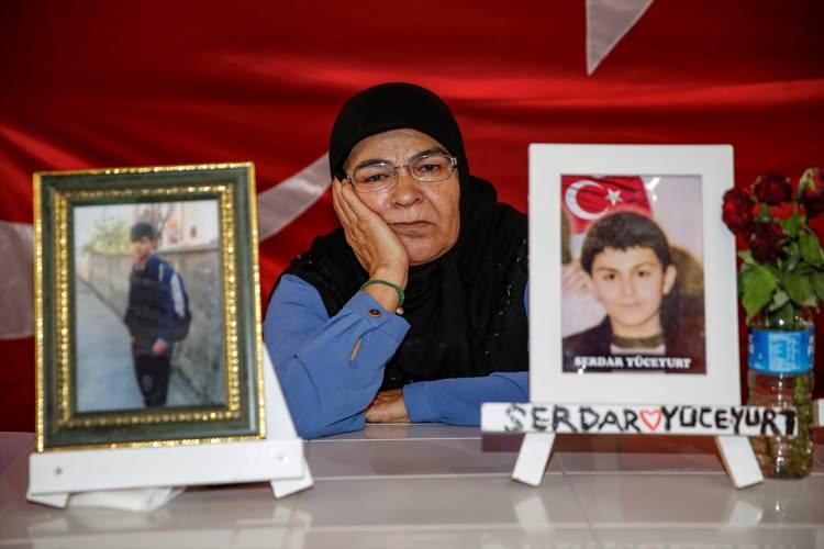 <p>Yurt içi ve yurt dışında düzenlenen başarılı operasyonlarla terör örgütüne ağır darbe vuran güvenlik güçleri bir yandan da kaçırılan ya da kandırılarak dağa götürülen çocuk ve gençleri kurtarmak için ikna çalışması yürütüyor.</p>

<p>Ailelerinin Diyarbakır'daki oturma eylemini görenlerin, ikna çalışmalarıyla terör örgütü PKK'dan kaçışı sürüyor.</p>
