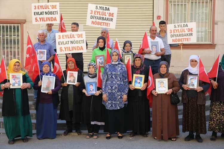 <p>Örgütten kaçan ve ailesine kavuşanlar, baskı ve silah zoruyla kendilerine bu röportajlarda verilen metnin okutulduğunu belirtti.</p>