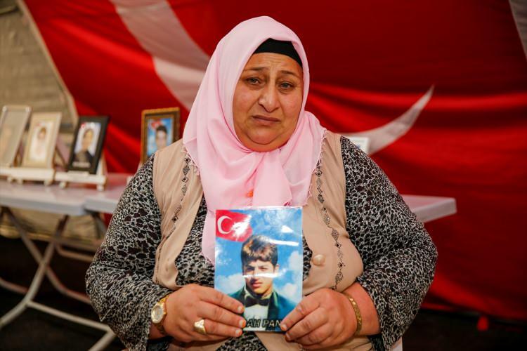 <p>Berlin'de yaşayan ve terör örgütü PKK yandaşlarınca kaçırılan Nilüfer T'nin annesi Maide T, 12 Kasım 2019'dan beri haber alamadığı kızını bulmak için 29 Şubat 2020'de terör örgütüne müzahir bir derneğin önünde oturma eylemi başlattı.</p>

<p>Anne Maide T, daha sonra Alman yetkililerinin duyarsızlığı nedeniyle Başbakanlık binası önünde bir süre eylemini devam ettirdi.</p>
